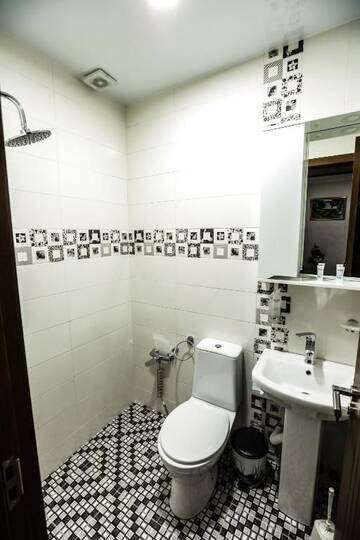 Фото номера Стандартный двухместный номер с 2 отдельными кроватями Отель Hotel S.R г. Тбилиси 5