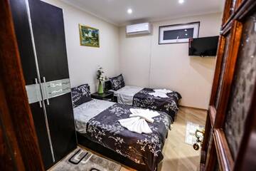 Фото номера Стандартный двухместный номер с 2 отдельными кроватями Отель Hotel S.R г. Тбилиси 2