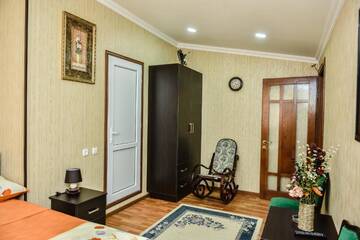 Фото номера Двухместный номер с 1 кроватью и видом на горы Отель Hotel S.R г. Тбилиси 7