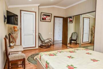 Фото номера Номер с кроватью размера «king-size» и видом на горы Отель Hotel S.R г. Тбилиси 3