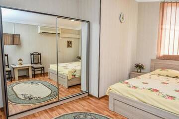 Фото номера Номер с кроватью размера «king-size» и видом на горы Отель Hotel S.R г. Тбилиси 4