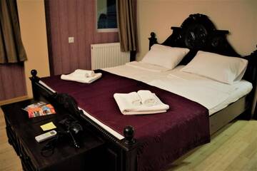 Фото номера Номер Делюкс с кроватью размера «king-size» Отель Twins Hotel г. Тбилиси 3