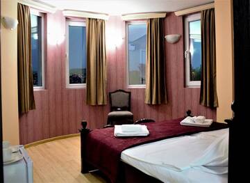 Фото номера Номер Делюкс с кроватью размера «king-size» Отель Twins Hotel г. Тбилиси 4