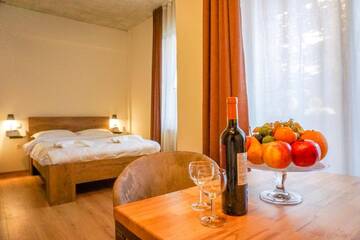 Фото номера Двухместный номер с 1 кроватью и балконом Отель Cybernetics - Hotel &amp; Hostel г. Тбилиси 4
