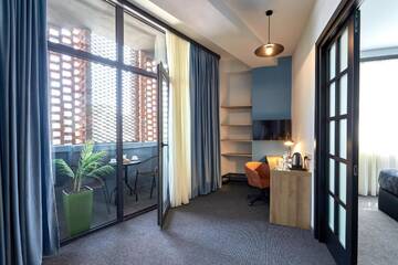 Фото номера Двухместный номер Делюкс с 1 кроватью и балконом Отель Graphica Tbilisi Hotel г. Тбилиси 3