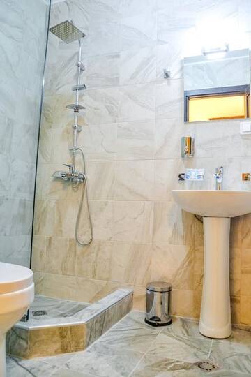 Фото номера Двухместный номер с 1 кроватью Отель Hotel Garden г. Тбилиси 2