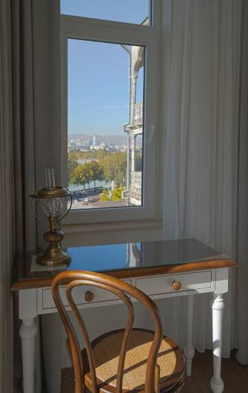 Фото номера Улучшенный двухместный номер с 1 кроватью Отель Hotel Passport Tbilisi г. Тбилиси 3