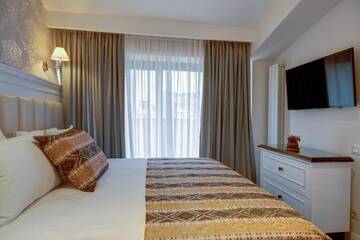 Фото номера Люкс с балконом Отель Hotel Passport Tbilisi г. Тбилиси 6