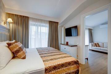 Фото номера Люкс с балконом Отель Hotel Passport Tbilisi г. Тбилиси 8
