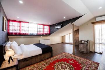 Фото номера Семейный номер с балконом Отель AMIR Hotel г. Тбилиси 4