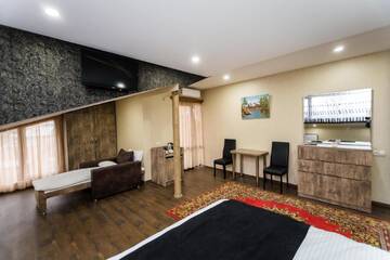 Фото номера Семейный номер с балконом Отель AMIR Hotel г. Тбилиси 6
