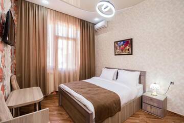 Фото номера Двухместный номер Делюкс с 1 кроватью и балконом Отель AMIR Hotel г. Тбилиси 3
