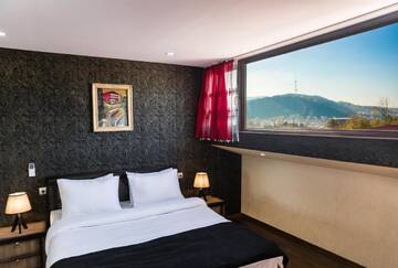 Фото номера Семейный номер с балконом Отель AMIR Hotel г. Тбилиси 5