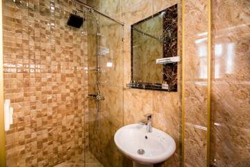 Фото номера Двухместный номер Делюкс с 1 кроватью и балконом Отель AMIR Hotel г. Тбилиси 2