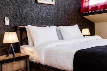 Фото номера Семейный номер с балконом Отель AMIR Hotel г. Тбилиси 2