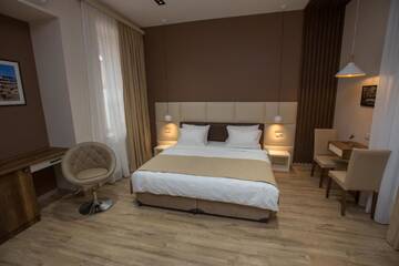 Фото номера Двухместный номер Делюкс с 1 кроватью Отель History Hotel Tbilisi г. Тбилиси 3