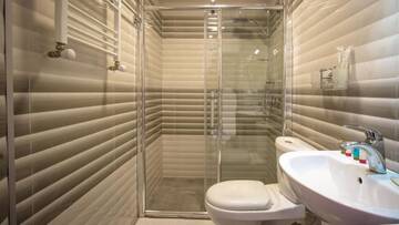 Фото номера Двухместный номер с 1 кроватью и балконом Отель Wine Symphony Boutique Hotel г. Тбилиси 26
