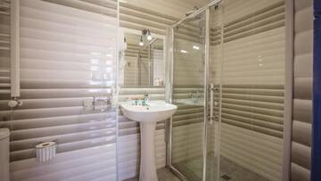 Фото номера Двухместный номер с 1 кроватью и балконом Отель Wine Symphony Boutique Hotel г. Тбилиси 23
