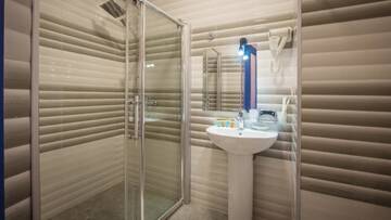 Фото номера Двухместный номер с 1 кроватью и балконом Отель Wine Symphony Boutique Hotel г. Тбилиси 13