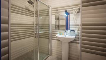 Фото номера Двухместный номер с 1 кроватью и балконом Отель Wine Symphony Boutique Hotel г. Тбилиси 19
