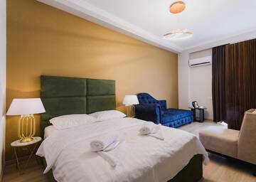 Фото номера Двухместный номер Делюкс с 1 кроватью и балконом Отель Golden Globe Boutique Hotel г. Тбилиси 3