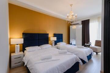 Фото номера Семейный номер с балконом Отель Golden Globe Boutique Hotel г. Тбилиси 2
