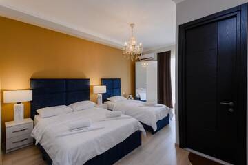Фото номера Семейный номер с балконом Отель Golden Globe Boutique Hotel г. Тбилиси 4