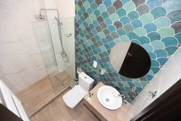 Фото номера Двухместный номер Делюкс с 1 кроватью и балконом Отель Golden Globe Boutique Hotel г. Тбилиси 9