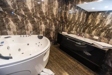 Фото номера Представительский люкс Отель Gallery Art Hotel г. Тбилиси 9