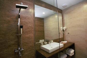 Фото номера Стандартный двухместный номер с 1 кроватью Отель Gallery Art Hotel г. Тбилиси 7