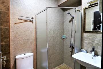Фото номера Небольшой двухместный номер с 2 отдельными кроватями Отель Hotel Liberty Theatre г. Тбилиси 7