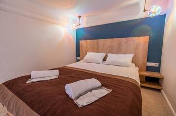 Фото номера Номер с кроватью размера «queen-size» Апарт-отели Mini Hotel on Aghmashenebeli Ave г. Тбилиси 6