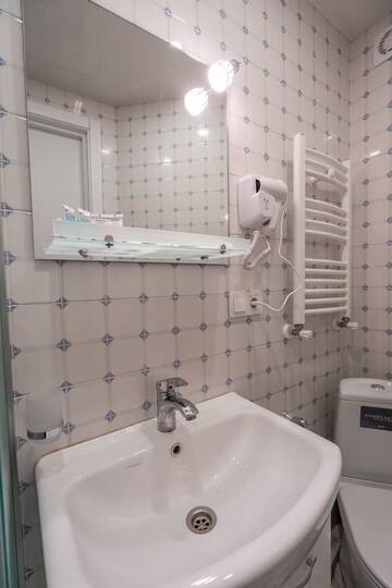 Фото номера Номер с кроватью размера «queen-size» Апарт-отели Mini Hotel on Aghmashenebeli Ave г. Тбилиси 4