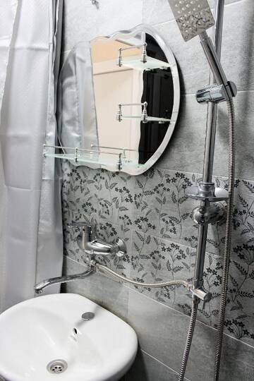 Фото номера Классический трехместный номер Отели типа «постель и завтрак» HOME 6 г. Тбилиси 12