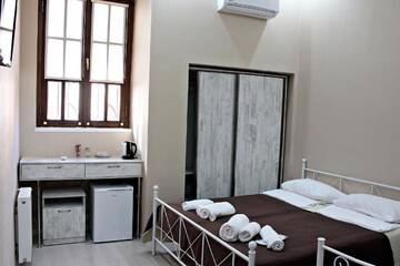 Фото номера Классический трехместный номер Отели типа «постель и завтрак» HOME 6 г. Тбилиси 5