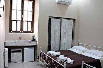 Фото номера Классический трехместный номер Отели типа «постель и завтрак» HOME 6 г. Тбилиси 10