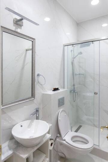 Фото номера Двухместный номер с 1 кроватью и балконом Отель Lifferent Hotel &amp; Spa г. Тбилиси 4