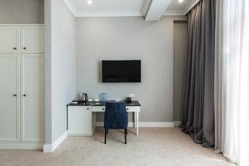 Фото номера Двухместный номер с 2 отдельными кроватями и балконом Отель Lifferent Hotel &amp; Spa г. Тбилиси 11