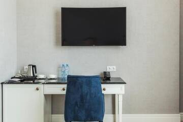Фото номера Двухместный номер с 2 отдельными кроватями и балконом Отель Lifferent Hotel &amp; Spa г. Тбилиси 12