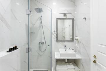Фото номера Улучшенный двухместный номер с 1 кроватью Отель Lifferent Hotel &amp; Spa г. Тбилиси 3