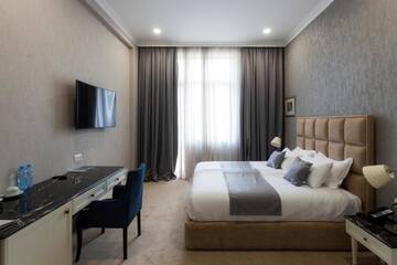 Фото номера Двухместный номер Делюкс с 1 кроватью и балконом Отель Lifferent Hotel &amp; Spa г. Тбилиси 2