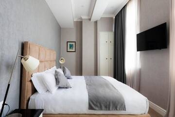 Фото номера Семейный люкс с балконом Отель Lifferent Hotel &amp; Spa г. Тбилиси 4