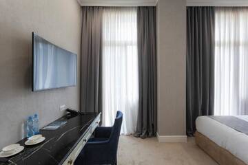 Фото номера Двухместный номер с 1 кроватью и балконом Отель Lifferent Hotel &amp; Spa г. Тбилиси 5