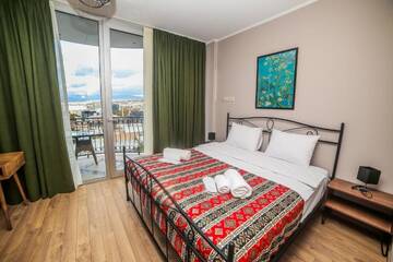 Фото номера Двухместный номер Делюкс с 1 кроватью и балконом Отель Hotel Flower г. Тбилиси 2