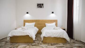 Фото номера Двухместный номер с 2 отдельными кроватями Отель WESTAY Hotel г. Тбилиси 3