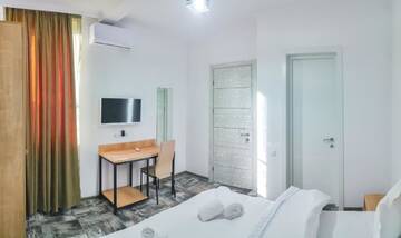 Фото номера Номер с кроватью размера «queen-size» Отель WESTAY Hotel г. Тбилиси 5