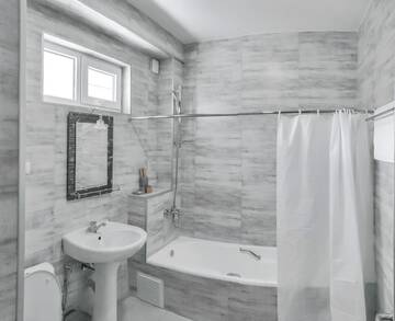 Фото номера Улучшенный номер с кроватью размера «queen-size» Отель WESTAY Hotel г. Тбилиси 2
