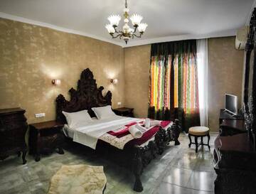Фото номера Улучшенный номер с кроватью размера «queen-size» Отель WESTAY Hotel г. Тбилиси 4