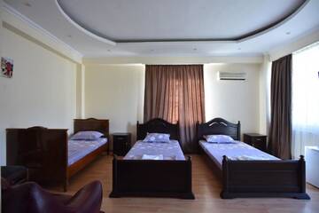 Фото номера Бюджетный трехместный номер Отель Hotel Vake Palace г. Тбилиси 4