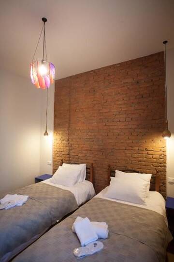 Фото номера Стандартный двухместный номер с 2 отдельными кроватями Отель Bricks Room Hotel г. Тбилиси 15
